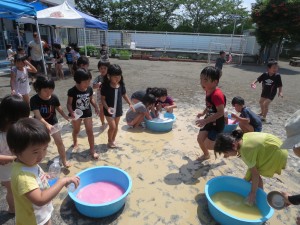 6月　色水遊び　異年齢 038