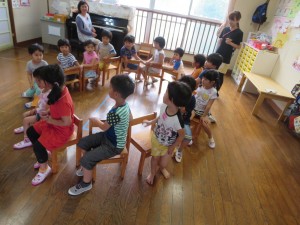 6月　色水遊び　異年齢 001