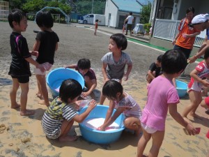 6月　色水遊び　異年齢 058
